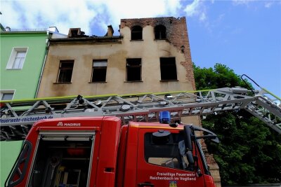 Reichenbach: Ursache für tödlichen Wohnhausbrand steht fest - Bei dem Brand in der Nacht zum 13. Juni waren rund 100 Einsatzkräfte im Einsatz gewesen.  Das Ehepaar konnte jedoch nur noch tot geborgen werden. 