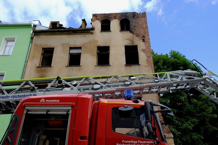 Reichenbach: Ursache für tödlichen Wohnhausbrand steht fest - Bei dem Brand in der Nacht zum 13. Juni waren rund 100 Einsatzkräfte im Einsatz gewesen.  Das Ehepaar konnte jedoch nur noch tot geborgen werden. 