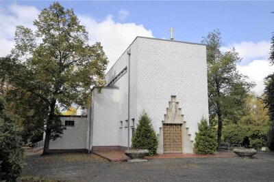 Reichenbach: Verstörender Blick auf Urnen und Särge - Die Trauerhalle auf dem Hauptfriedhof in Reichenbach.