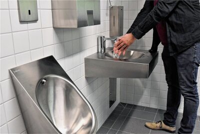 Reichenbach: Warum das neue Parkhaus-WC so teuer ist - Händewaschen in der neuen Parkhaus-Toilette, in der Edelstahl dominiert. 