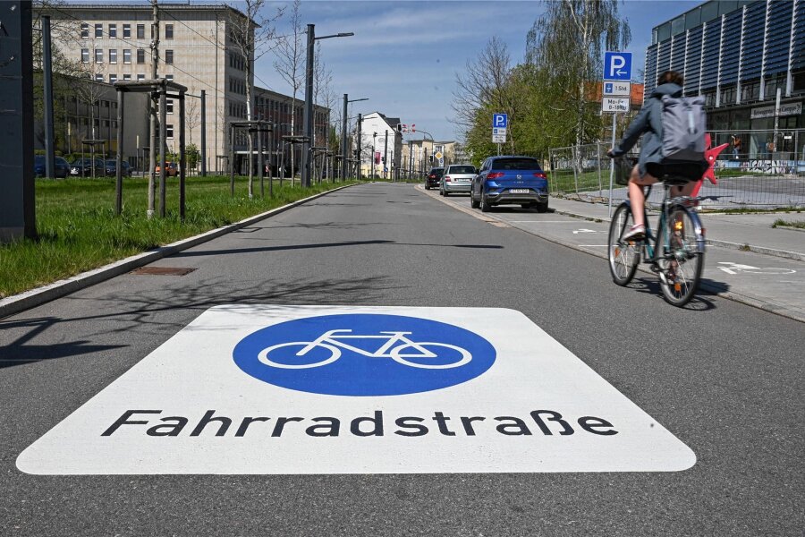 Reichenbach: Wozu es 366 Meter Fahrradstraße am Stadtrand braucht - Auf der Reichenhainer Straße in Chemnitz ist so eine Fahrradstraße eingerichtet worden, wie sie jetzt am Rand von Reichenbach auf 366 Metern entstehen soll.
