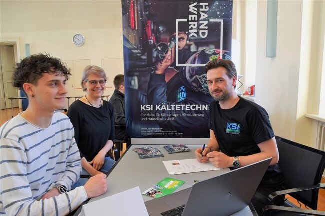 Maik Uebel (rechts) von der Firma KSI Kältetechnik berät Laurin Kosterletzky zum Beruf des Mechatronikers für Kältetechnik. Er war mit Mutter Susann zum Aktionstag gekommen. 