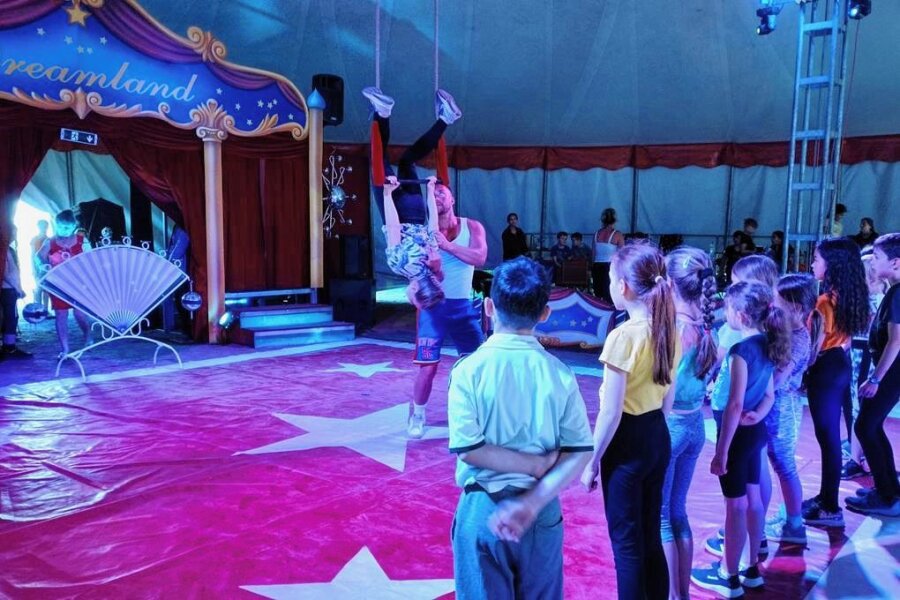 Reichenbacher Dittes-Grundschüler machen Zirkus - Die Proben laufen seit Montag, am Donnerstag steigt die Zirkus-Premiere am Freizeitplatz vor der Schule.