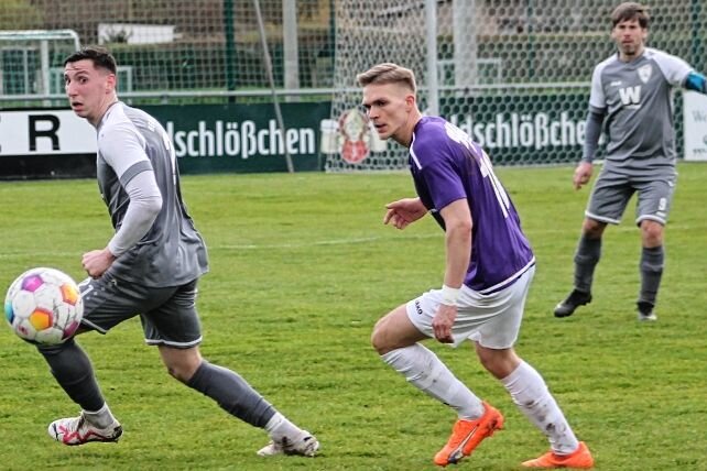 Reichenbacher FC: Wann, wenn nicht jetzt...? - Den Blick voll auf den Ball fixiert: Yannick Diegel (links) und der Pirnaer Florian Kärger im letzten Spiel. 