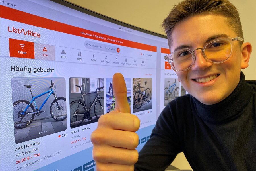 Reichenbacher ist Chef von Europas größtem Online-Fahrradverleih - Jonas Müller an seinem Reichenbacher Arbeitsplatz. Der 22-jährige Software-Entwickler arbeitet gerade an einem neuen Design für die „ListNRide“-App.