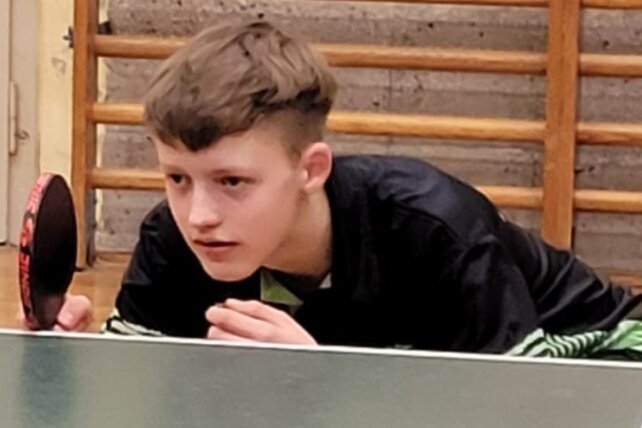 Im vorderen Paarkreuz der Männer fokussiert sich der 14-jährige Reichenbacher Erik Balazs in der 1. Bezirksliga auf seine Gegner.