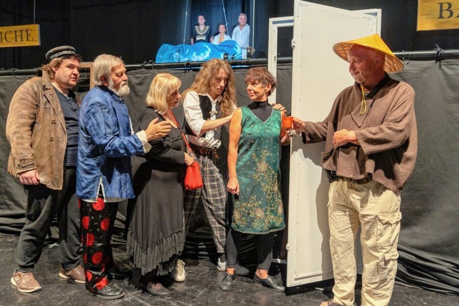 Probe des Neuberin-Ensembes für das Theaterstück "Der gute Mensch von Sezuan" von Bertolt Brecht auf der Hinterbühne im Neuberinhaus Reichenbach.