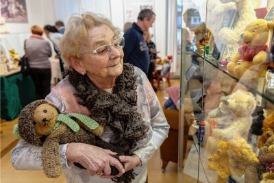 Reichenbacher Neuberin-Museum wird im Advent zum Teddybärenland - Erika Neidhardt aus Reichenbach hatte ihren eigenen, 85 Jahre alten Teddy ins Neuberin-Museum mitgebracht. Eingestrickt hat ihn ihre Tochter.