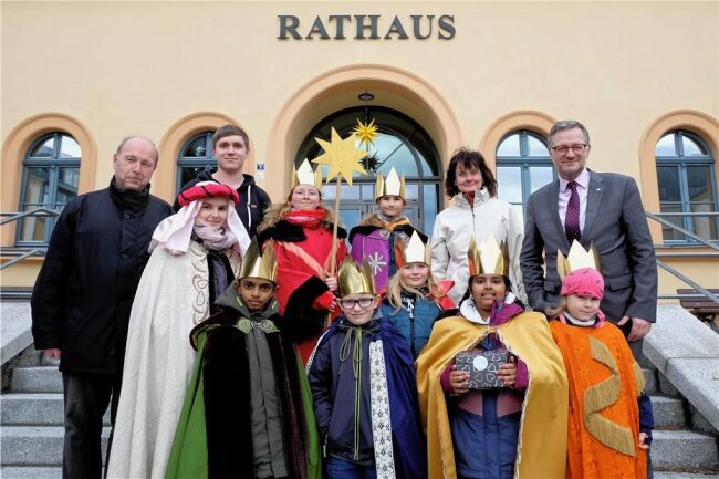 Reichenbacher OB begründet Entfernen des Segens der Sternsinger - Die Sternsinger im Januar 2023 vorm Reichenbacher Rathaus. Der damalige Oberbürgermeister Raphael Kürzinger (CDU/hinten rechts) empfing die Gruppe und dankte für den Segen, den sie für 2023 am und im Haus hinterließ.