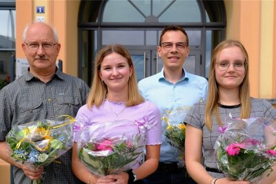 Reichenbacher OB dankt seinem Team der Impfhilfe - Johannes Ludwig, Emilia Neubert, Martin Gieslor und Lisa Hiss (von links) erhielten jetzt zum Dank für ihre Arbeit an der Impf-Hotline der Stadt einen Blumenstrauß. Ricarda Tank bekam ihn nachgereicht.