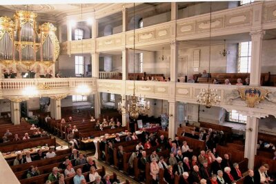 Reichenbacher Orgelnacht überrascht mit Popsongs auf der Orgel - Ungefähr 150 Zuhörer lauschten vier Stunden lang der Orgelmusik in der Peter-Paul-Kirche in Reichenbach.