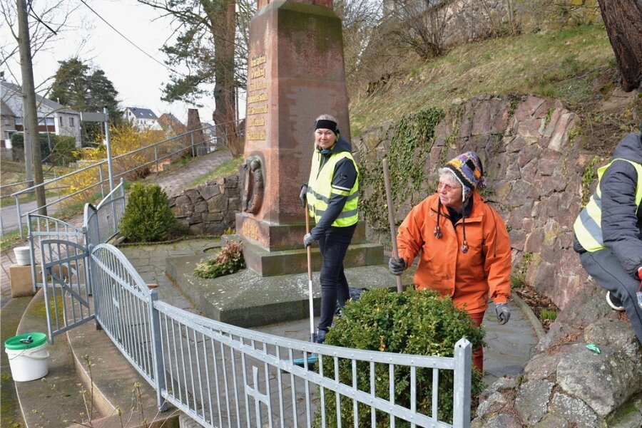 Beim Frühjahrsputz am Samstag in Reichenbach kümmerten sich Theresia Noack (l.) und ihre Tochter Frieda sowie Angela Frenzel um das Kriegerdenkmal für die Gefallenen des Ersten Weltkrieges. 