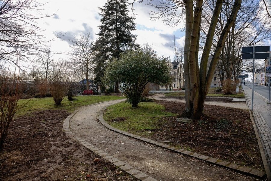 Reichenbacher Park des Friedens erhält Frischekur - Der Park des Friedens ist mit 5000 Quadratmetern die kleinste der Reichenbacher Parkanlagen. Die letzte Sanierungsarbeiten mit teilweisen Neupflanzungen liegen mehr als 20 Jahre zurück.