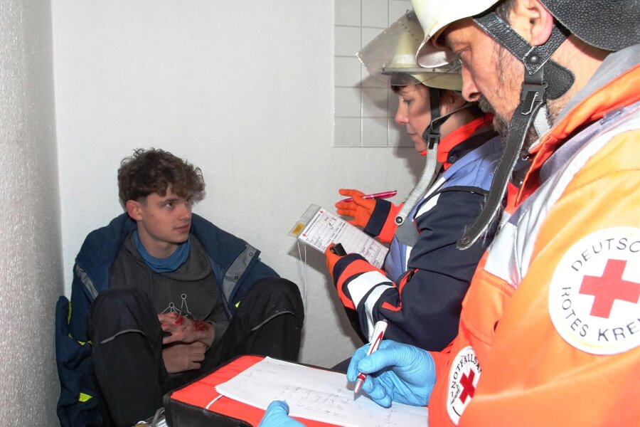 Reichenbacher Retter üben den Ernstfall - Feuerwehrangehörige simulierten Verletzte. Notarzt und DRK kümmerten sich um die Erste Hilfe.