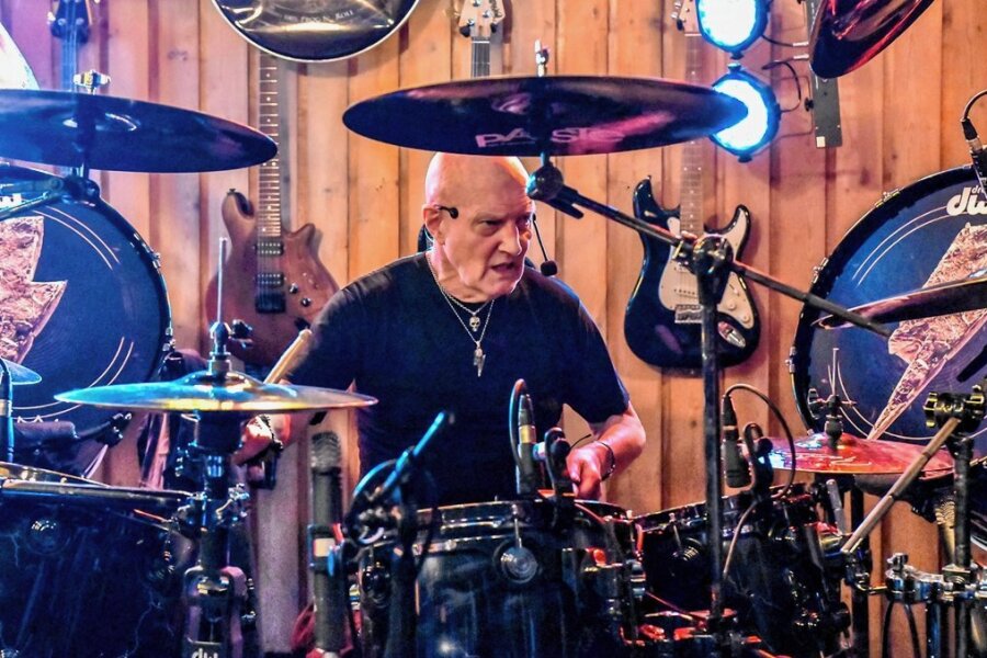 Schlagzeuger Chris Slade bietet am Sonntag eine furiose Reise durch fast sechs Jahrzehnte