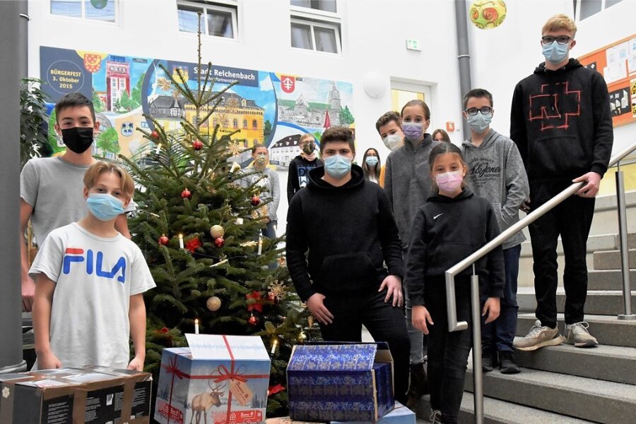 Schüler und Schülerinnen der Weinhold-Oberschule haben Pakete für die Johanniter Weihnachtstrucker-Aktion gepackt. 
