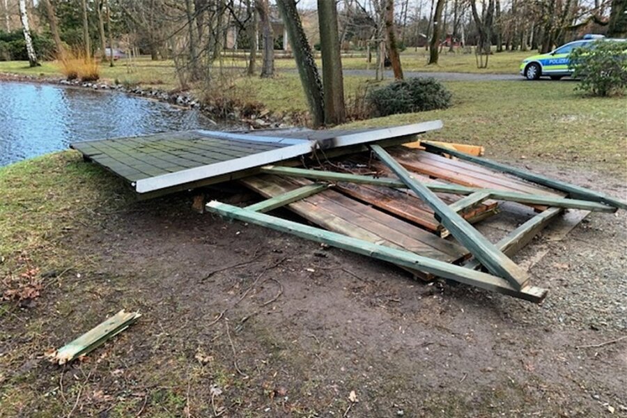 Reichenbacher Stadtpark: Vandalismus wütet stärker als der Sturm - Sitzgruppe im Reichenbacher Stadtpark: Erst angekokelt, dann zusammengetreten. 