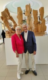 Reichenbacher stellt in Bad Elster aus - Baldur Geipel und seine Frau Gisela in Bad Elster bei der Eröffnung seiner Ausstellung "Figur ist Raum" in der Kunstwandelhalle. 