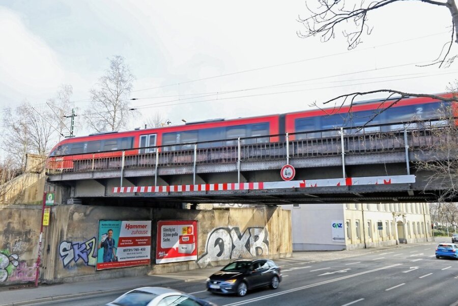 Eine Erzgebirgsbahn überquert die Reichenbacher Straße. Wegen Arbeiten an der Brücke stehen ab Freitag weniger Spuren zur Verfügung als sonst. 