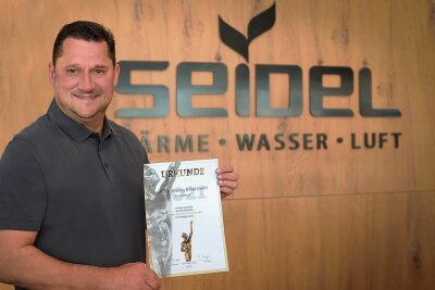 Reichenbacher Unternehmer erneut für Preis des Mittelstandes nominiert - Marcel Seidel, Inhaber der Reichenbacher Firma Seidel Heizung & Bad, mit der Nominierungsurkunde.