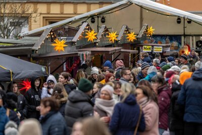 Reichenbacher Weihnachtsmarkt zieht auf den Postplatz um - Alles andere als ideal: Der Weihnachtsmarkt 2023 auf dem Reichenbacher Marktplatz.