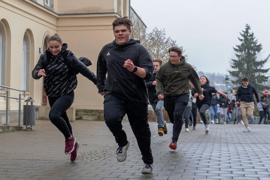 Reichenbacher Weinhold-Oberschüler starten Spendenlauf - Die Klasse 9a der Weinhold-Oberschule trotzte am Mittwoch beim Spendenlauf für ukrainische Kriegsflüchtlinge dem Regen. 