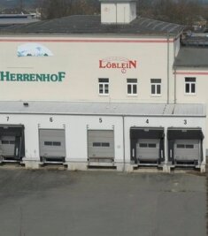 Reichenbacher will Löblein-Fabrik kaufen - Die einstige Fleisch- und Wurstwarenfabrik Löblein steht seit 2001 leer. Jetzt gibt es einen Kaufinteressenten. Doch die Stadt sagt: Wenn kein Nutzungskonzept vorliegt, dreht sich nichts.