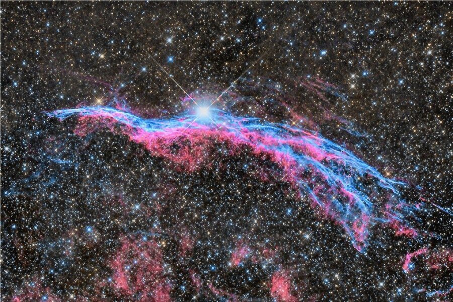 Hinter der nüchternen Nummer NGC 6960 verbirgt sich der "Sturmvogel", ein Supernova-Überrest aus dem Cirrusnebel im Sternbild Schwan. Der Stern explodierte vor 8000 Jahren und liegt 2400 Lichtjahre entfernt.