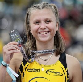 Reichenbacherin gewinnt Silber - Die Reichenbacherin Kylie Garreis freut sich über ihren 2. Platz im 3000-Meter-Bahngehen bei den Deutschen Hallenmeisterschaften der AK U20 in Dortmund.