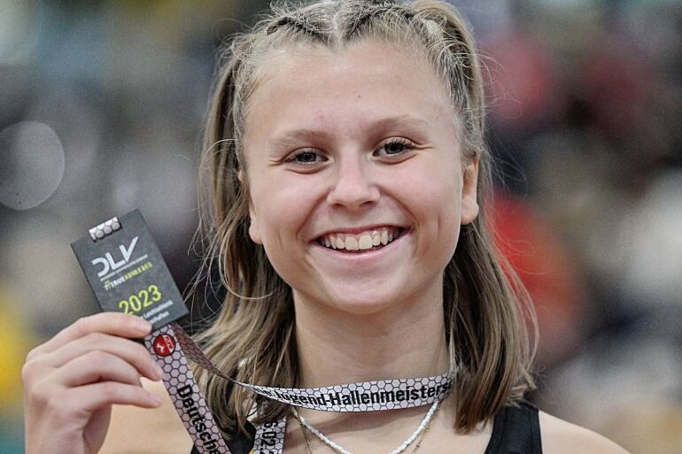 Reichenbacherin gewinnt Silber - Die Reichenbacherin Kylie Garreis freut sich über ihren 2. Platz im 3000-Meter-Bahngehen bei den Deutschen Hallenmeisterschaften der AK U20 in Dortmund.