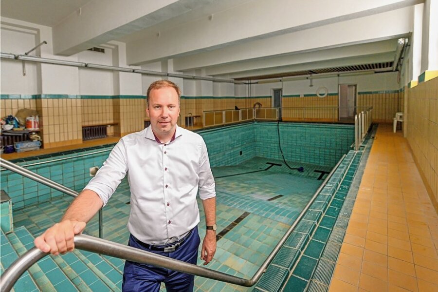 Reichenbachs Hallenbad soll ab Mai 2023 saniert werden - Lars Lange, Geschäftsführer der Stadtwerke Reichenbach, im Hallenbad der Stadt.