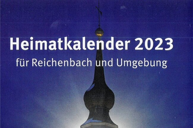 Reichenbachs Heimatkalender für 2023 schon jetzt zu haben - Diese Nacht-Aufnahme des Kirchturms der Peter-Paul-Kirche ziert den Titel des Heimatkalenders 2023. 
