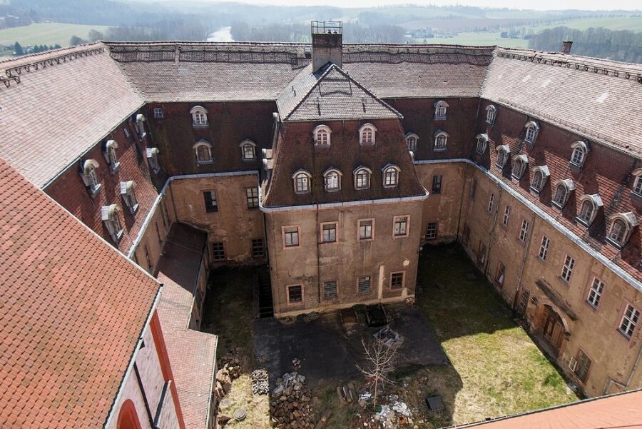 Reicher Retter für Schloss Wechselburg gesucht - Blick vom Dach der Basilika in den Innenhof von Schloss Wechselburg. Das Bild entstand im Frühjahr 2018. 