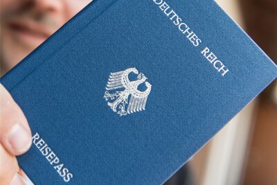 „Reichsbürger“-Brief: Flächendeckende Drohung per Post - Sogenannte „Reichsbürger“ bestreiten die Legitimität der Bundesrepublik und fabrizieren oft auch eigene „Dokumente“, wie diesen „Reisepass“.