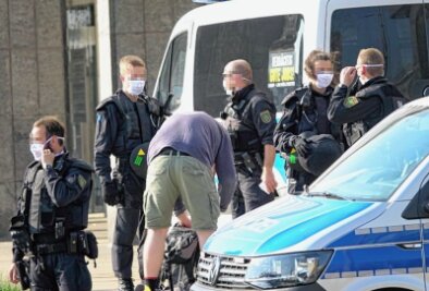Reichsbürger droht Polizeibeamten vor Gericht - Zahlreiche Polizeibeamte verhinderten am 24. April 2020 in der Chemnitzer Innenstadt eine Demo von Gegnern der Corona-Maßnahmen. 