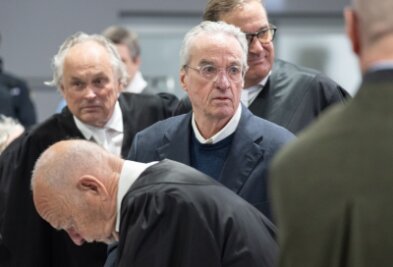 "Reichsbürger"-Prozess: Reuß-Anwalt weist Vorwürfe zurück - Der Hauptangeklagte Heinrich XIII. Prinz Reuß (M.) zwischen seinen Verteidigern.