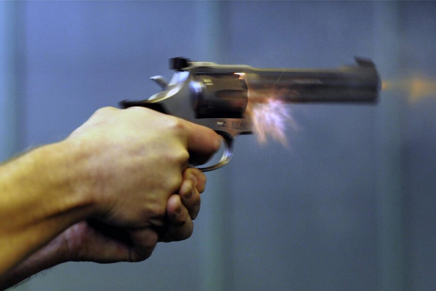 Reichsbürger-Razzia hallt in Freiberg nach - Ein Sportschütze trainiert mit einem Revolver von Smith & Wesson. Um eine ähnliche Waffe des gleichen Herstellers ging es jetzt in einem Prozess vor dem Amtsgericht Freiberg.