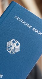 Reichsbürger: Wenn Ablehnung zu Hass wird - Neben eigenen Flaggen und Grenzmarkierungen stellen sich Reichsbürger auch eigene Reisepässe aus.