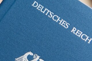 Reichsbürger: Wenn Ablehnung zu Hass wird - Neben eigenen Flaggen und Grenzmarkierungen stellen sich Reichsbürger auch eigene Reisepässe aus.