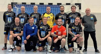 Reife VfB-Männer erinnern an frühere Flöhaer Glanzzeiten - Stolzes Team: Die Kreisliga-Handballer des VfB Flöha haben den Einzug ins Halbfinale des Bezirkspokals geschafft. 