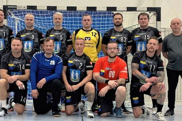 Reife VfB-Männer erinnern an frühere Flöhaer Glanzzeiten - Stolzes Team: Die Kreisliga-Handballer des VfB Flöha haben den Einzug ins Halbfinale des Bezirkspokals geschafft. 
