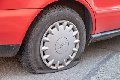 Reifen an 14 Fahrzeugen in Zwickau zerstochen - Der zerstochene Reifen eines Audis in Zwickau.