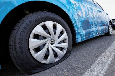 Reifen an Vereins-Auto zerstochen: CFC-Geschäftsführer geht nicht von gezieltem Anschlag aus - Vier platte Reifen: Die Polizei ermittelt gegen unbekannt.