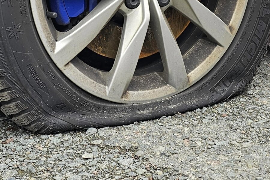 Reifenstecher in Meerane am Werk - An einem Mercedes wurde ein Reifen zerstochen.