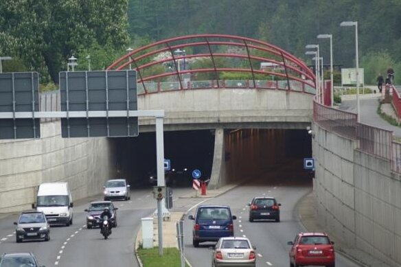 Reinigungarbeiten am B-93-Tunnel: Fahrspuren zeitweise gesperrt - Der B-93-Tunnel in Zwickau