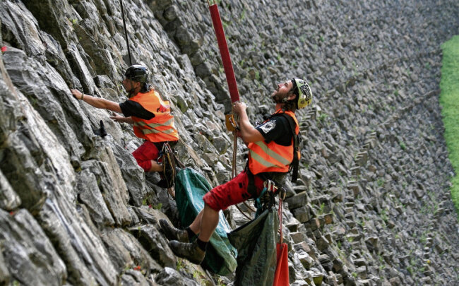 Die Sicherheitstechnik für die Kletterer befindet sich auf der Mauerkrone - hier ein Bild von der Reinigung der Talsperre Saidenbach.