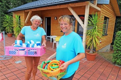 Reinsberg: Badepark-Verein hat neues Schwimmmeisterhaus gebaut - Schwimmmeisterin Ute-Christiane Lauerwald (l.) und Vereinschefin Ute Flemming freuen sich auf das Fest im Badepark Reinsberg. Foto: Wieland Josch