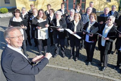 Reinsberg: Ein Chor, der in sechs Sprachen singt - Jens Ulbrich (vorn) ist der musikalische Leiter des Reinsberger Chores - das Bild zeigt ihn bei einer Probe mit dem Ensemble am Dörflichen Gemeinschaftszentrum in Reinsberg. 