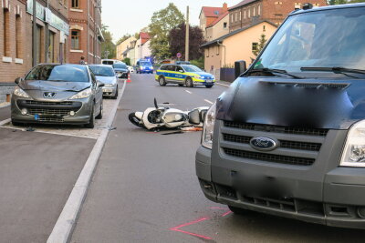 Reinsdorf: Motorrad kollidiert mit Transporter - Ein Motorrad stieß auf der Hauptstraße mit einem Transporter zusammen. 