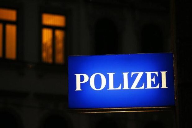 Reinsdorf: Polizei stellt Schwibbogen mit NS-Symbolik sicher